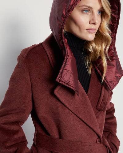 Утепленное пальто с отстегивающимся капюшоном