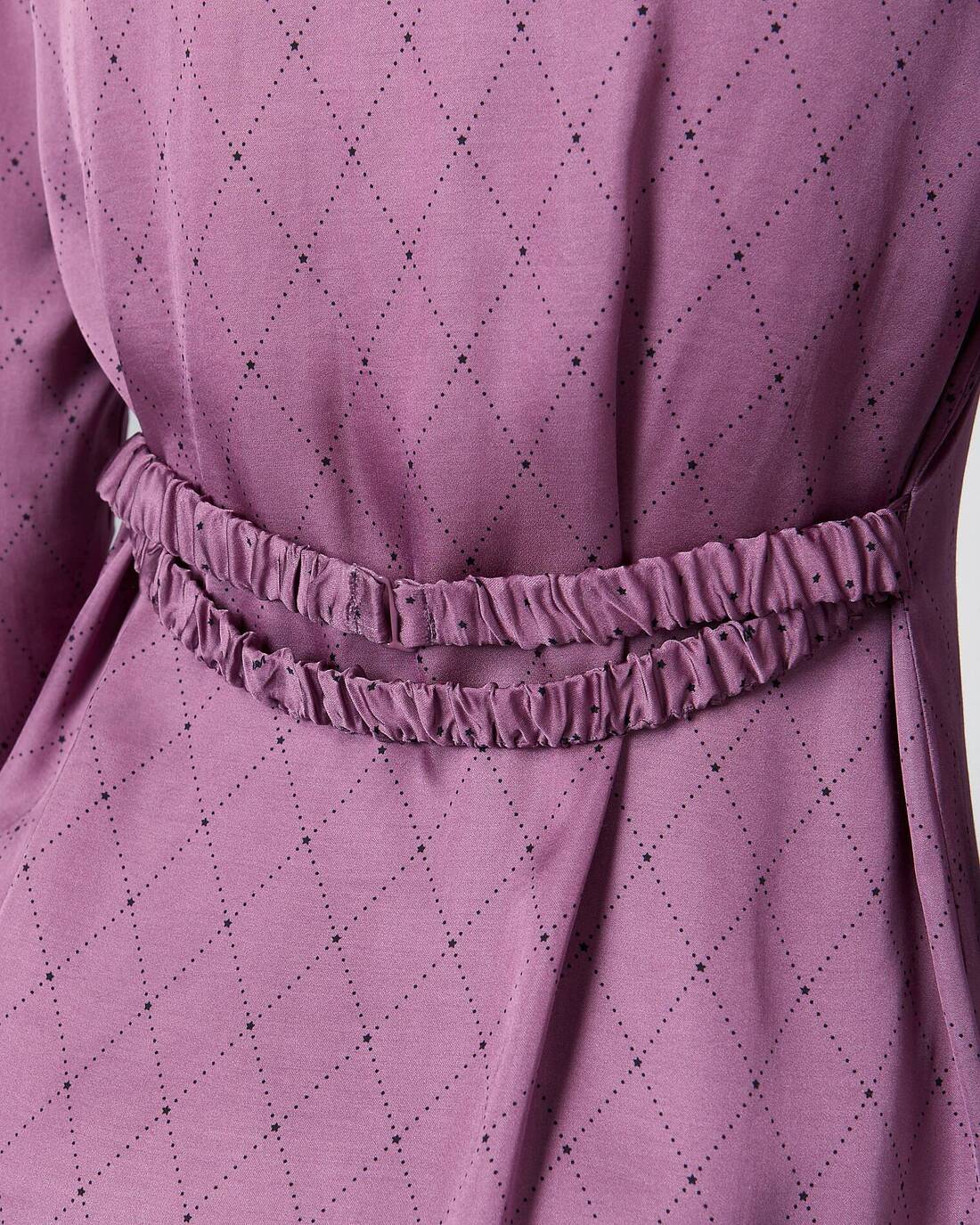 Fitted blouse with decorative belt 