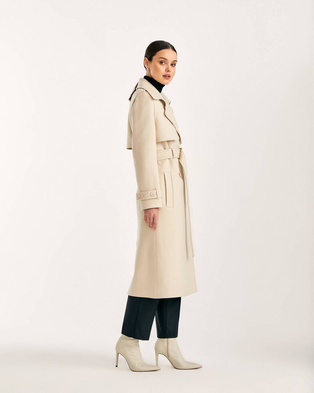 Double-breasted trench coat with a double yoke 