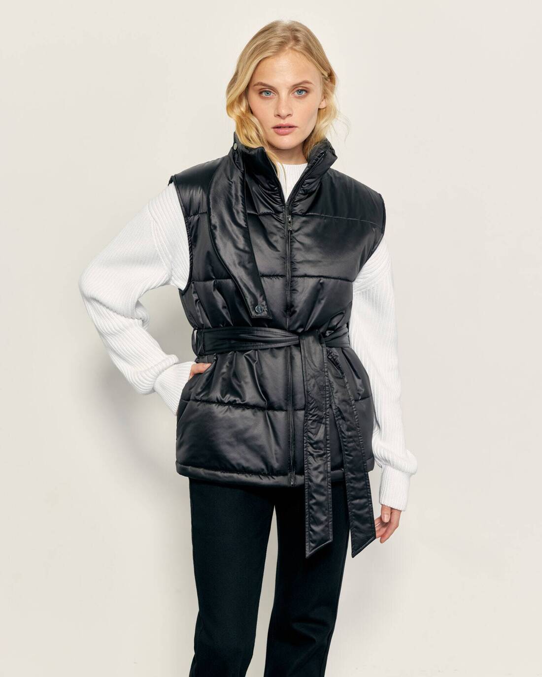 Warmed vest with a belt 