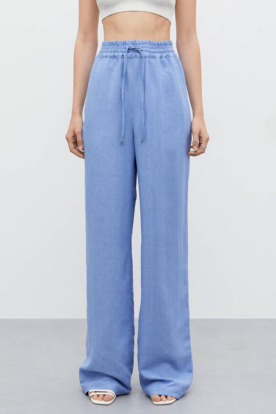 Loose-fitting trousers made of linen