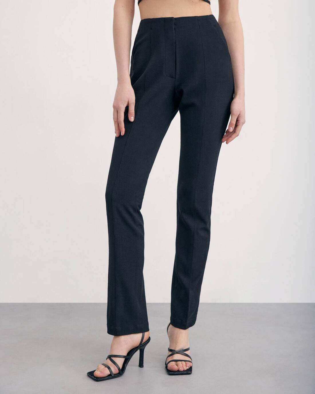 Fitted trousers with pleats 