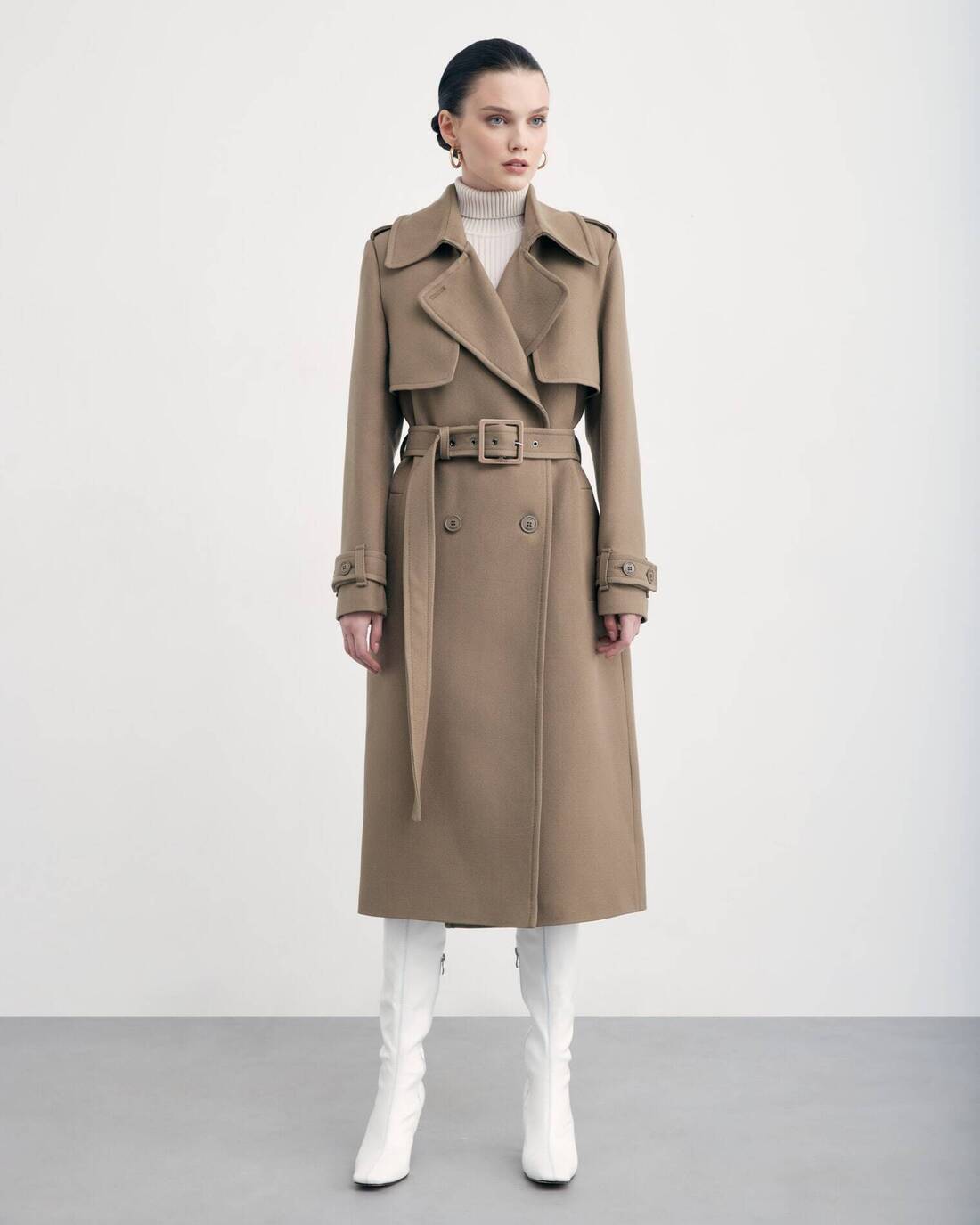 Double-breasted trench coat with a double yoke 