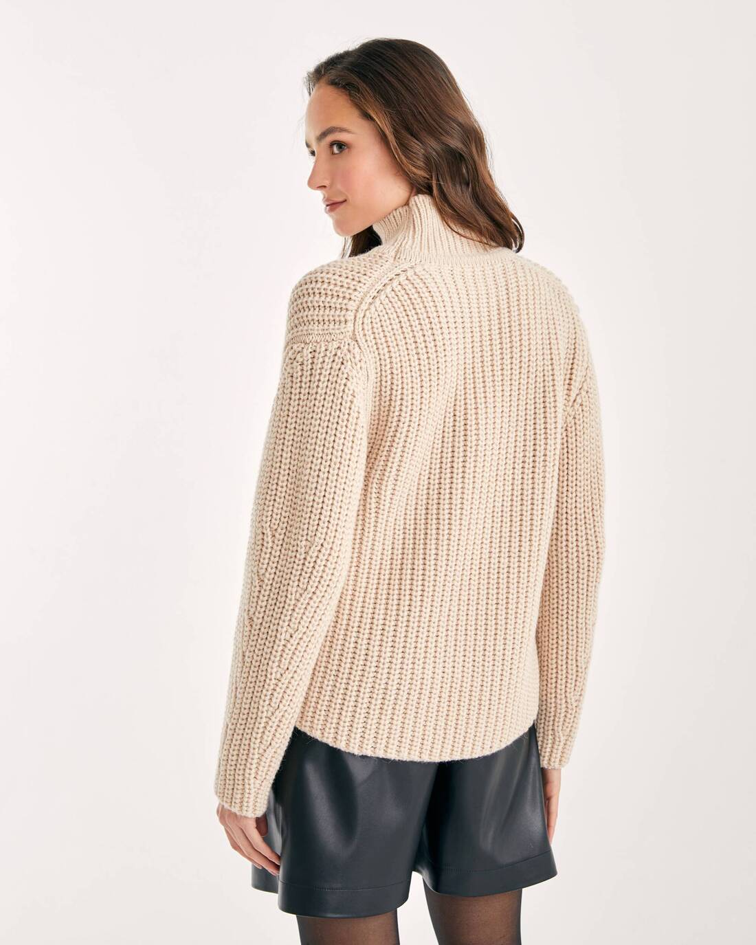 Asymmetrical knitted sweater 