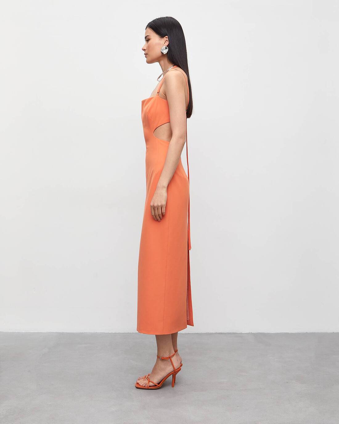 Dress with an open back
