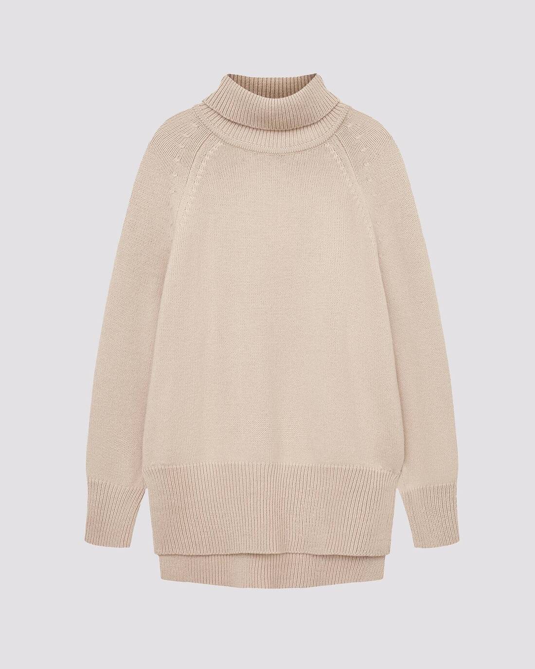Voluminous sweater made of soft yarn