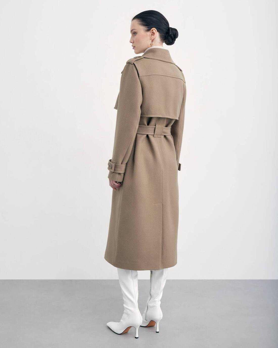 Double-breasted trench coat with a double yoke 
