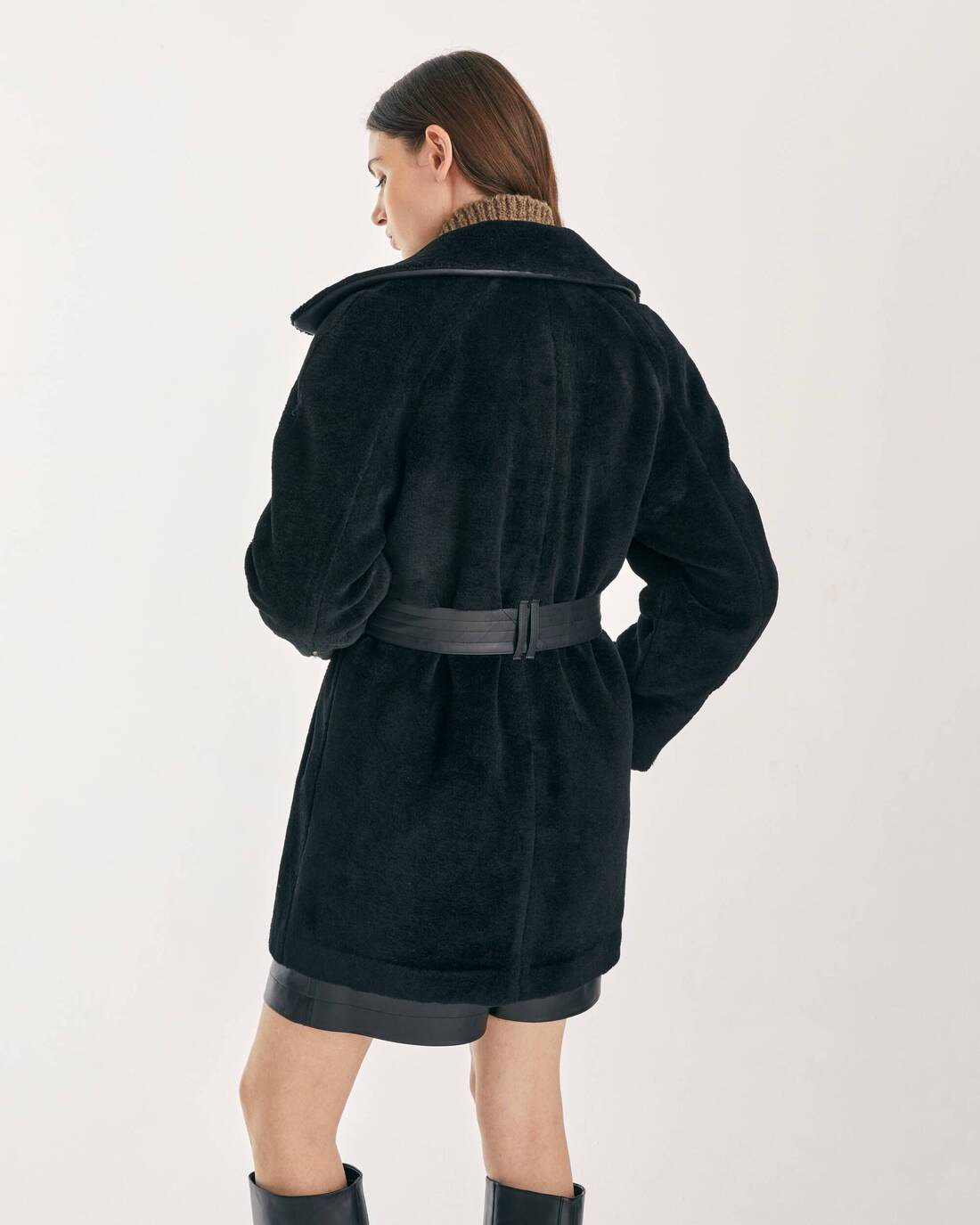 Укороченное пальто-халат из меха