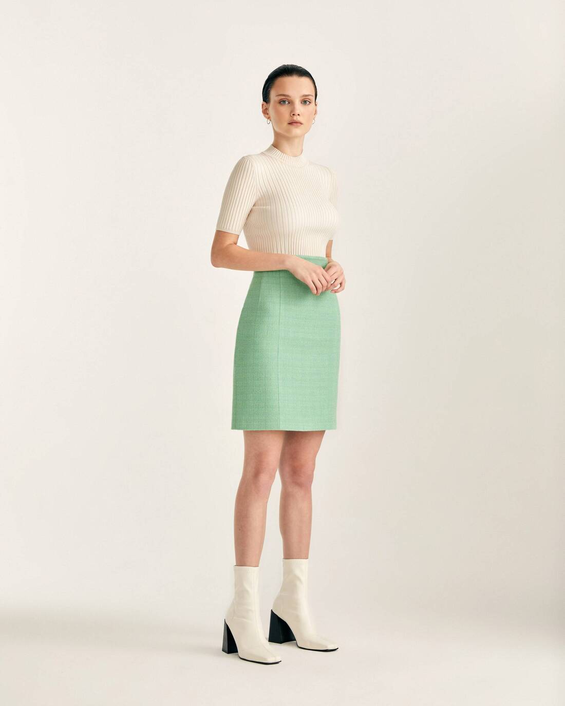Textured skirt with darts
