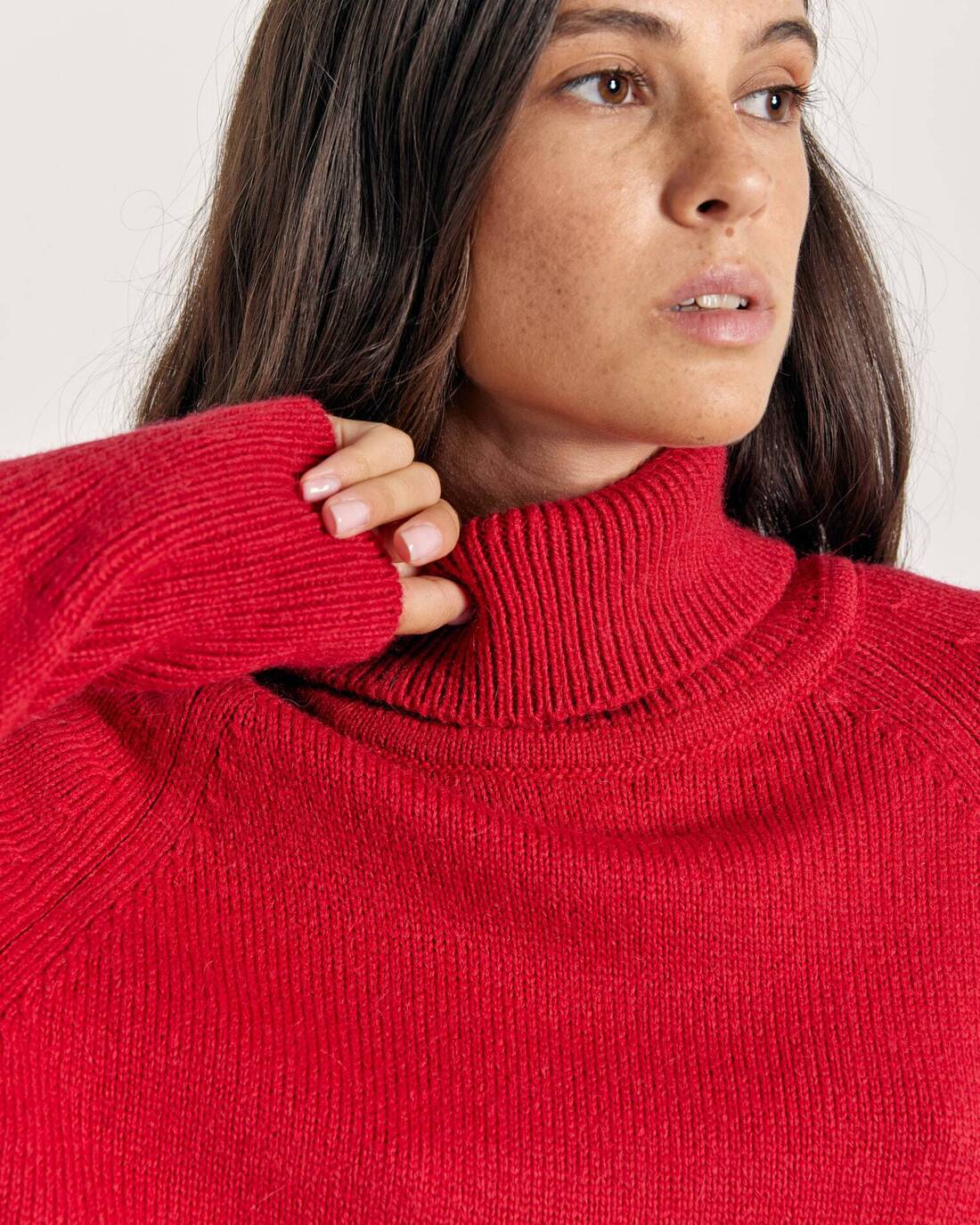 Voluminous sweater made of soft yarn