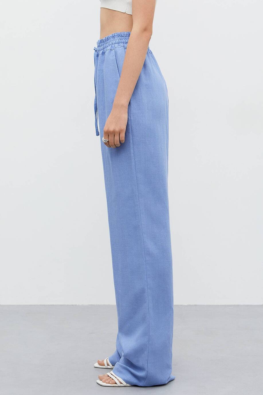 Loose-fitting trousers made of linen