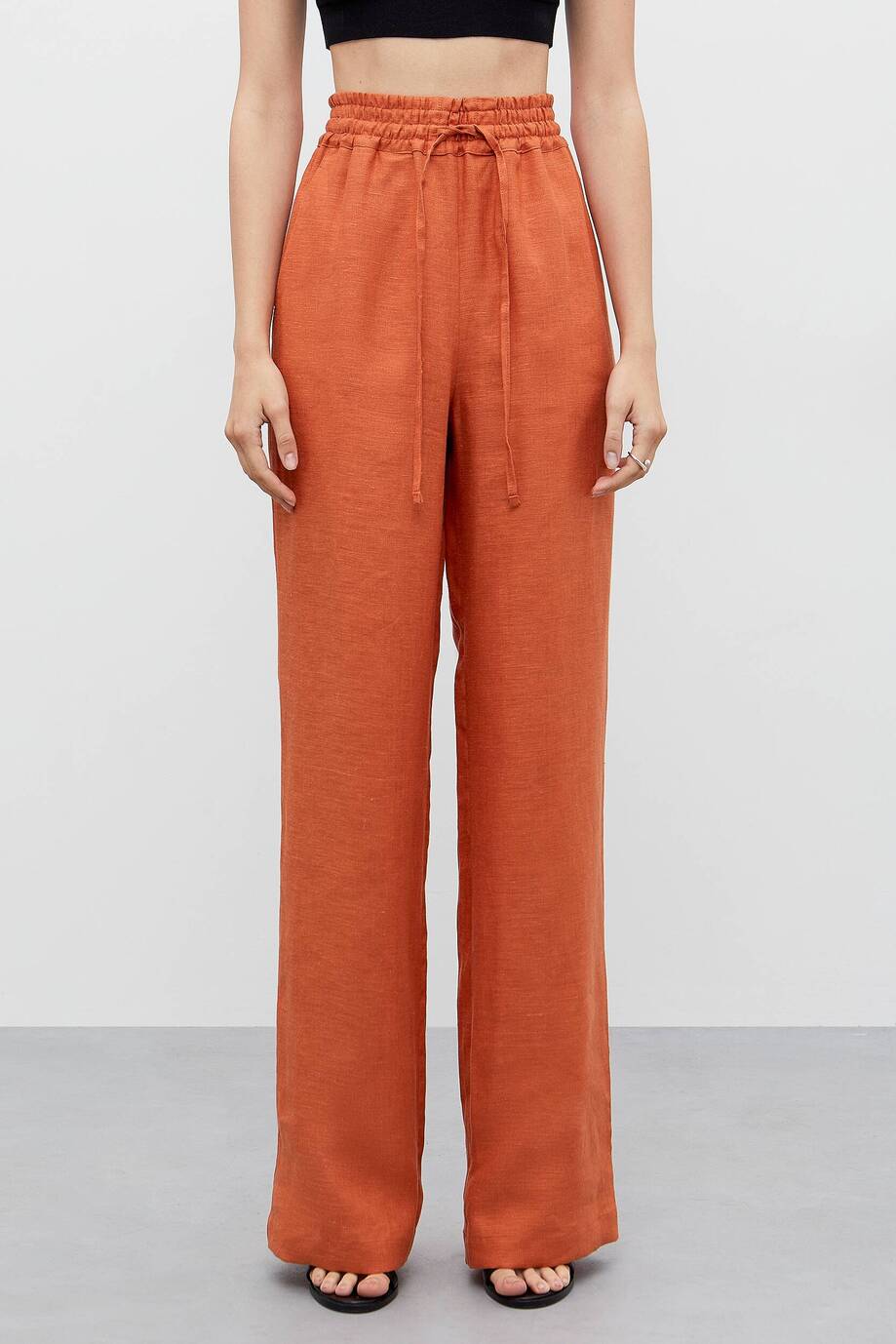 Loose-fitting trousers made of linen
