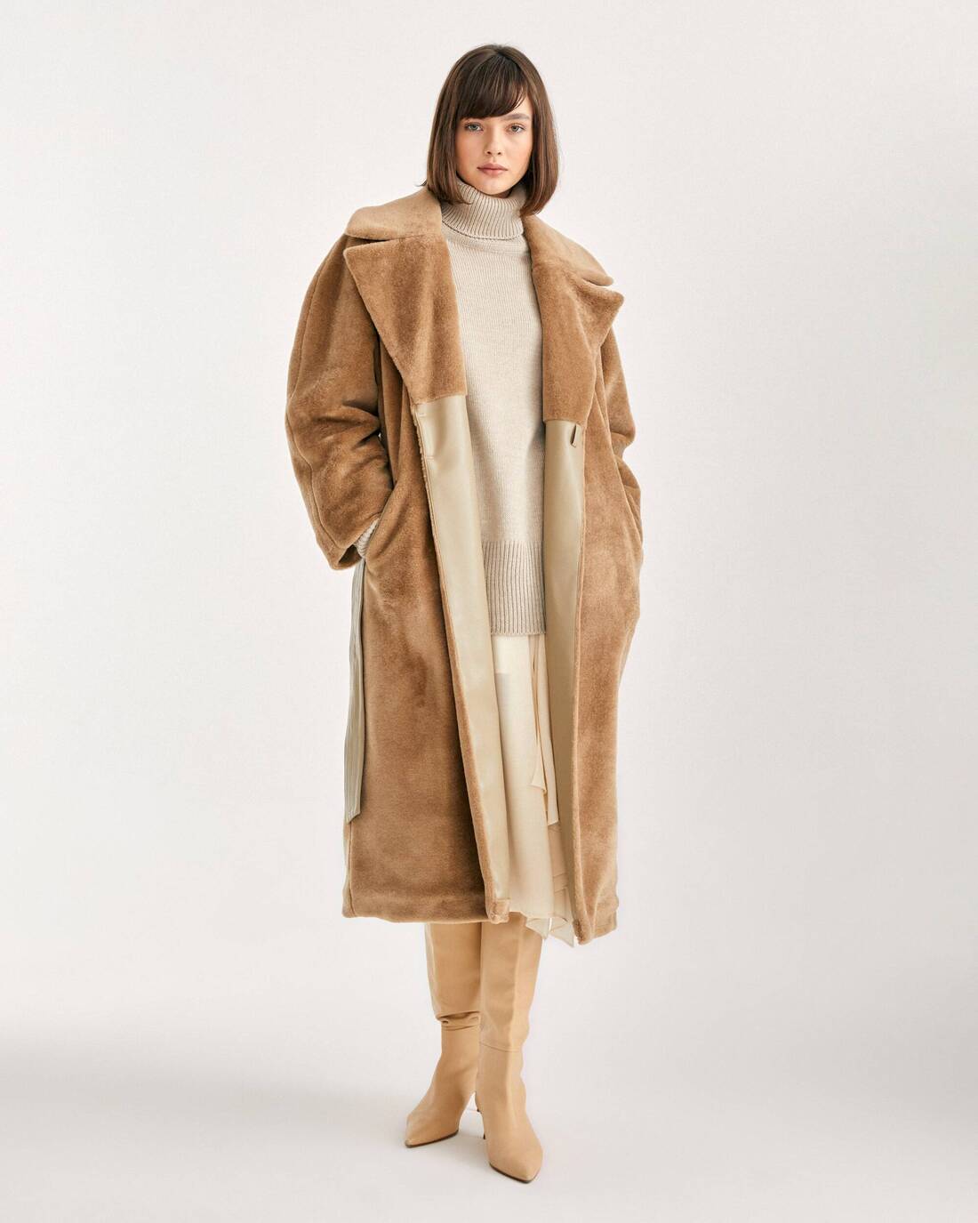 Fur coat-robe 