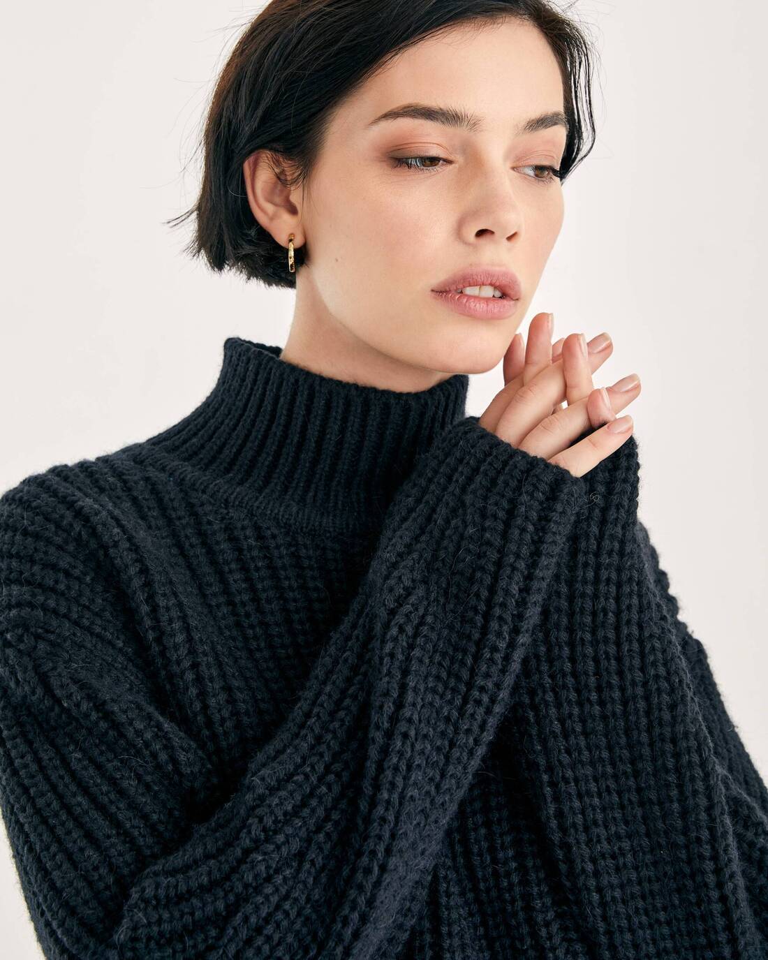 Ассиметричный вязаный свитер