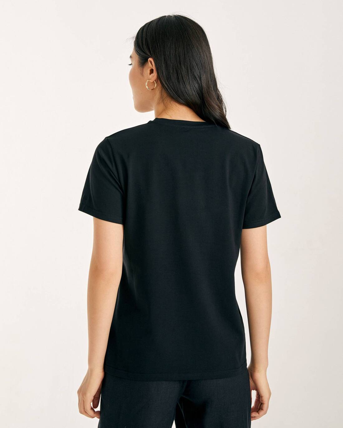 Classic semi-fitted V-neck t-shirt 