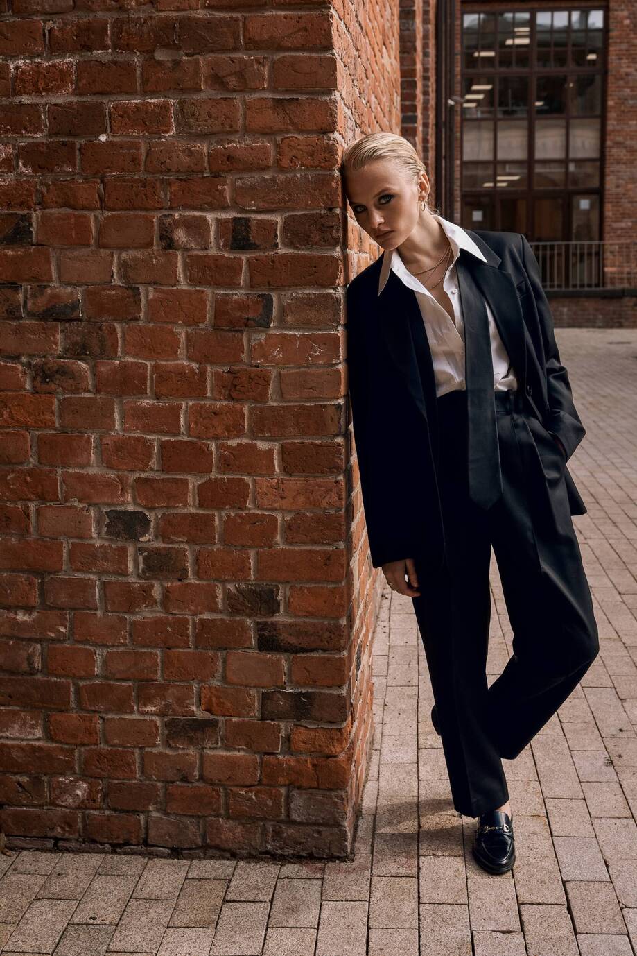 Suit trousers with pinches