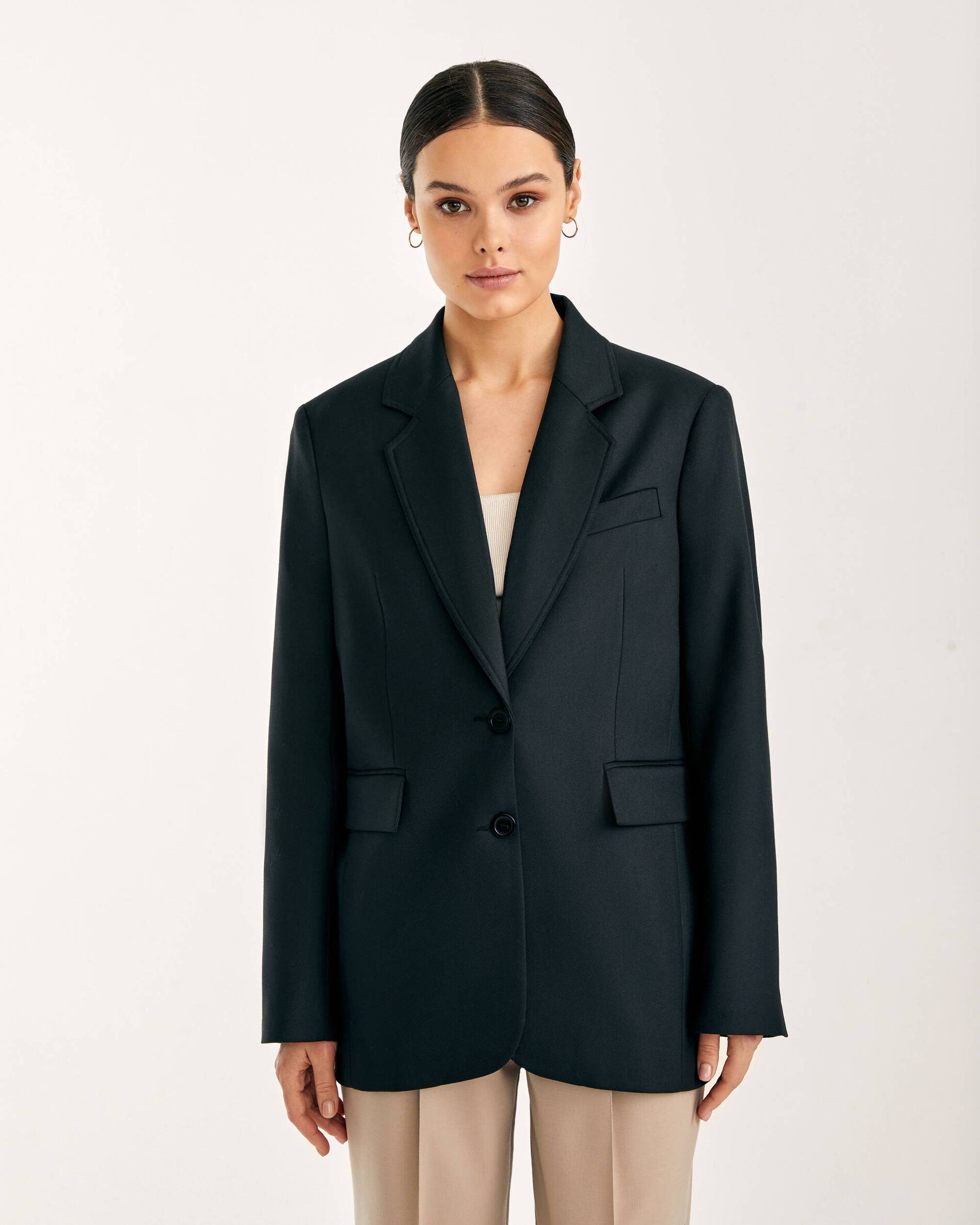 Single-breasted semi-fitted jacket