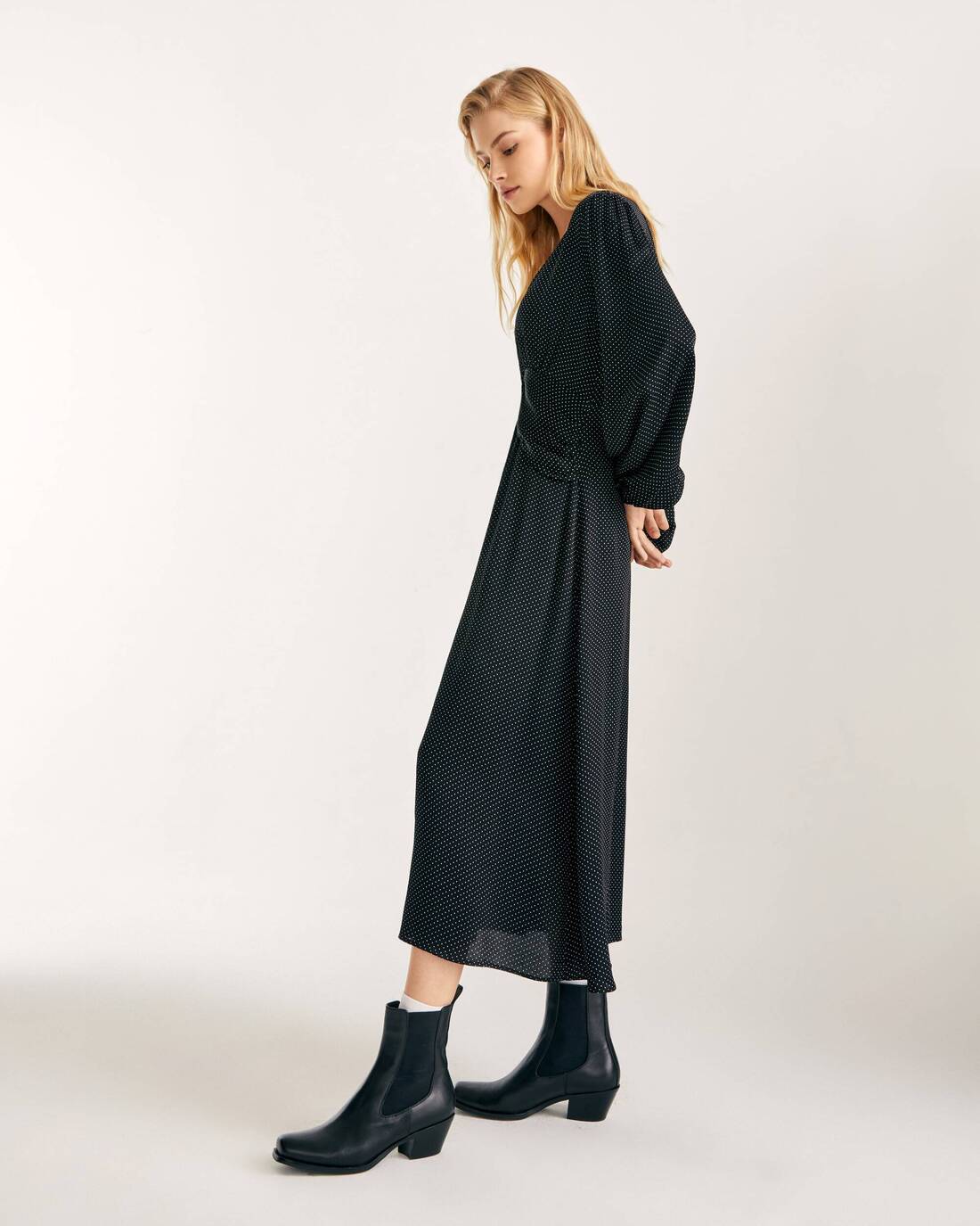 Airy midi dress with a knot 