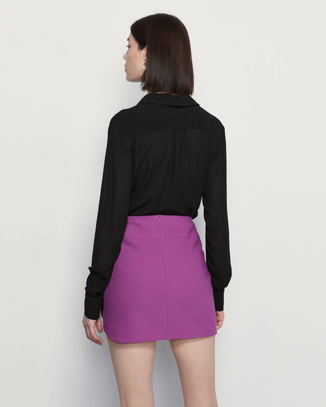 Mini skirt with a figured neckline 