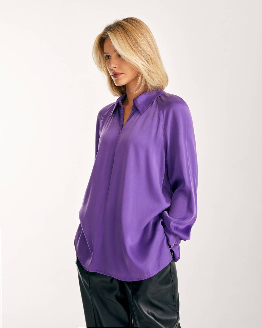Satin blouse with zipper 