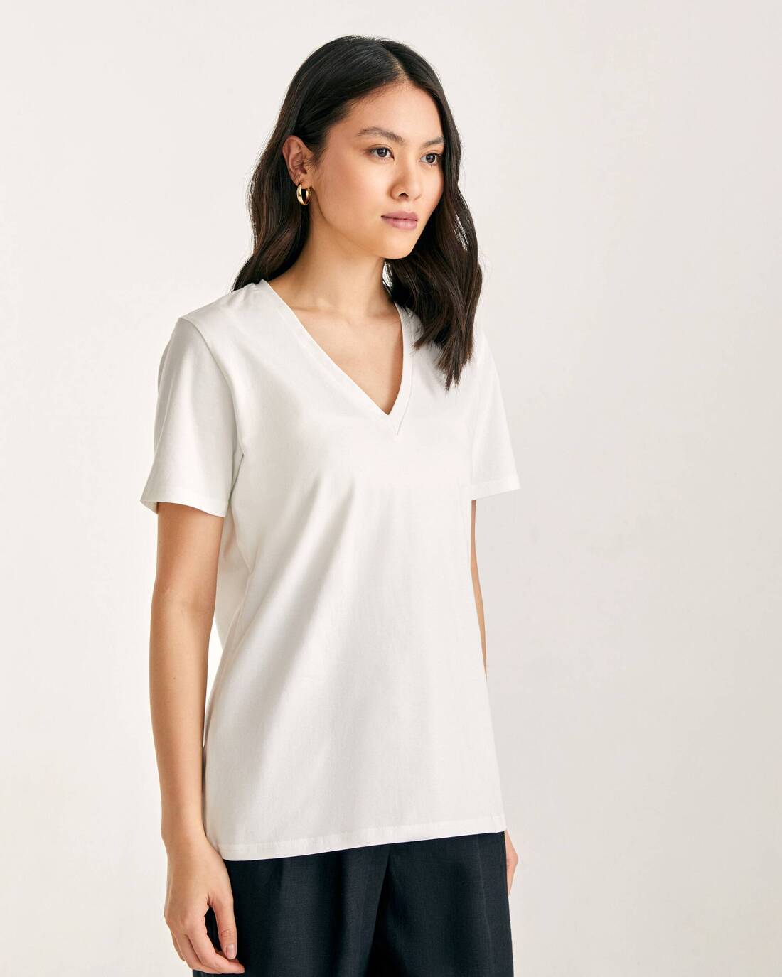 Classic semi-fitted V-neck t-shirt 