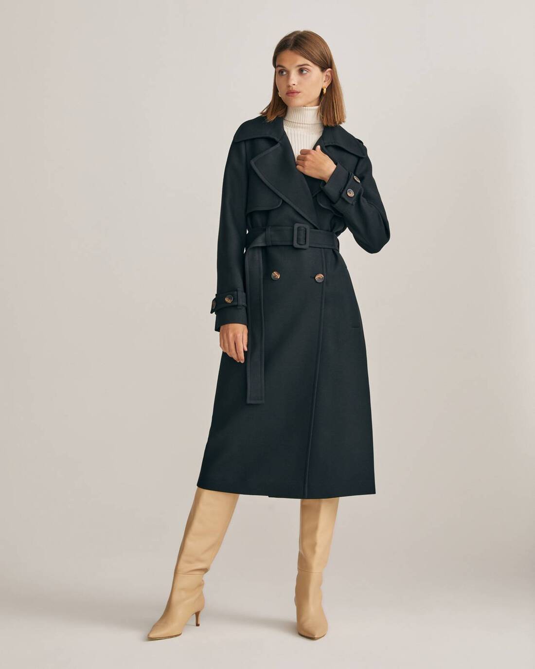 Double-breasted trench coat with a double yoke 