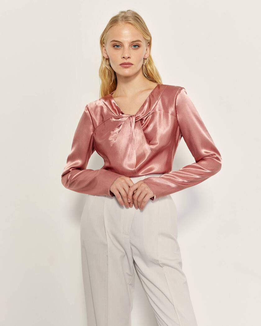 картинка Атласная блузка с декоративным узлом магазин Одежда+ являющийся официальным дистрибьютором в России 
