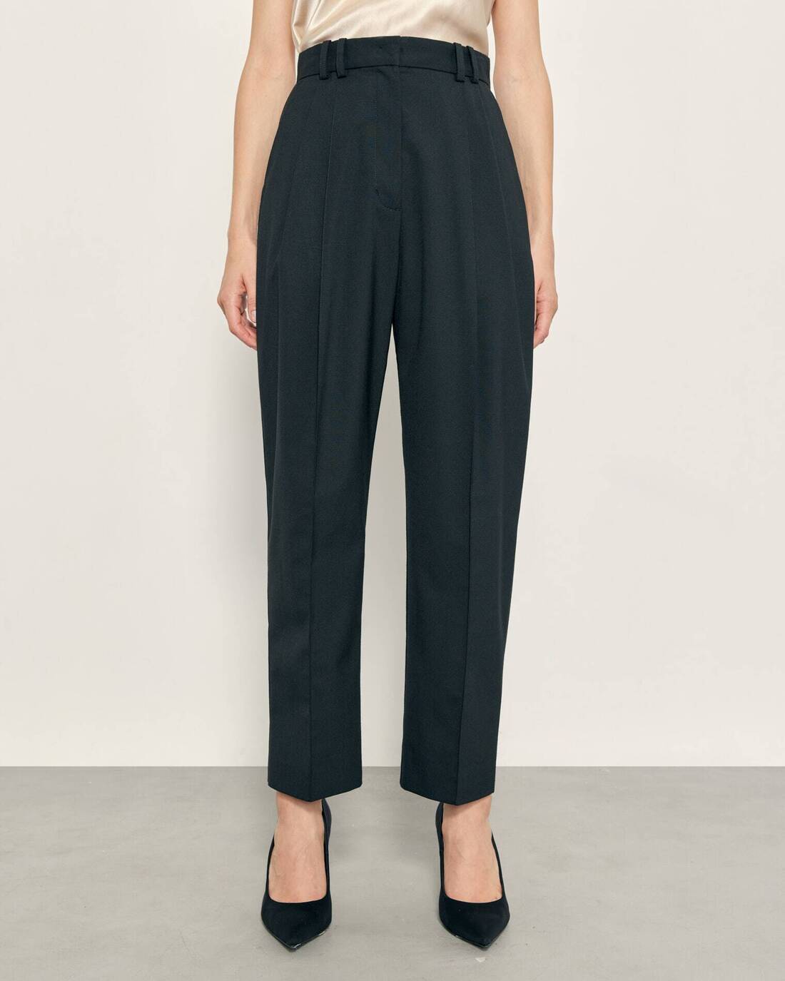 Suit trousers with pinches