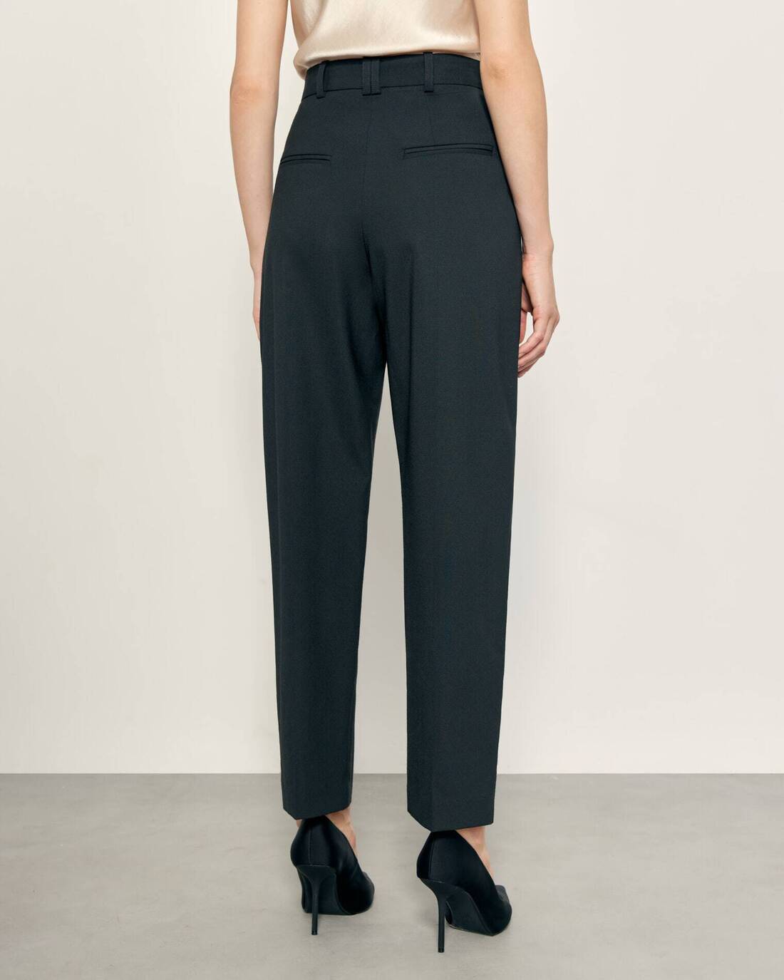 Suit trousers with pinches