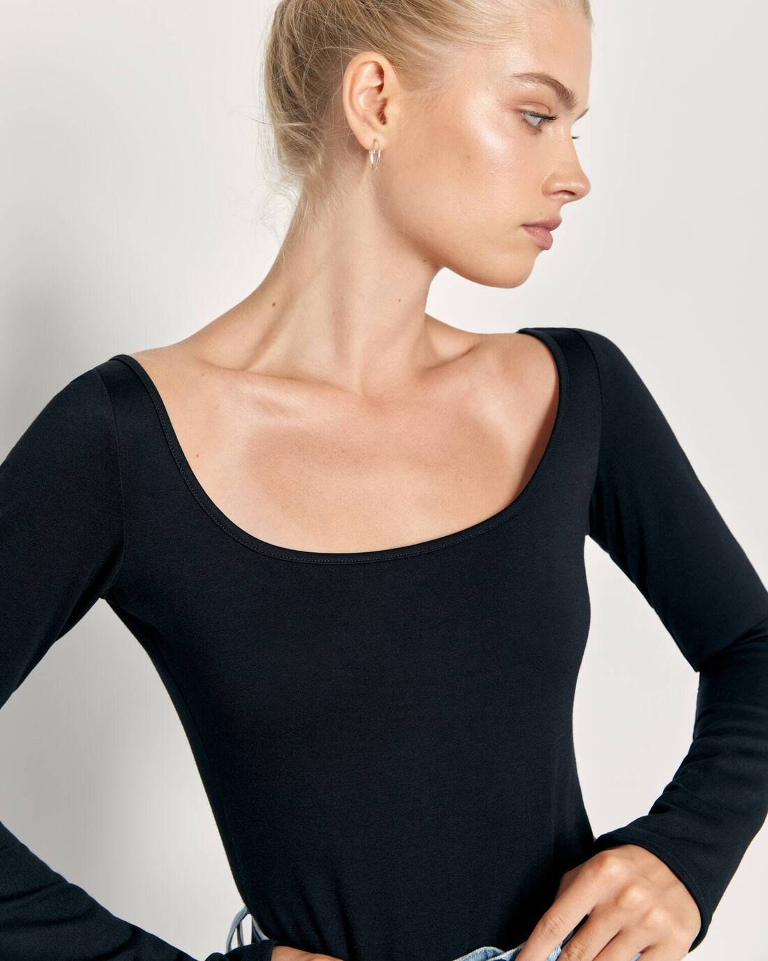 Body with a shaped neckline 