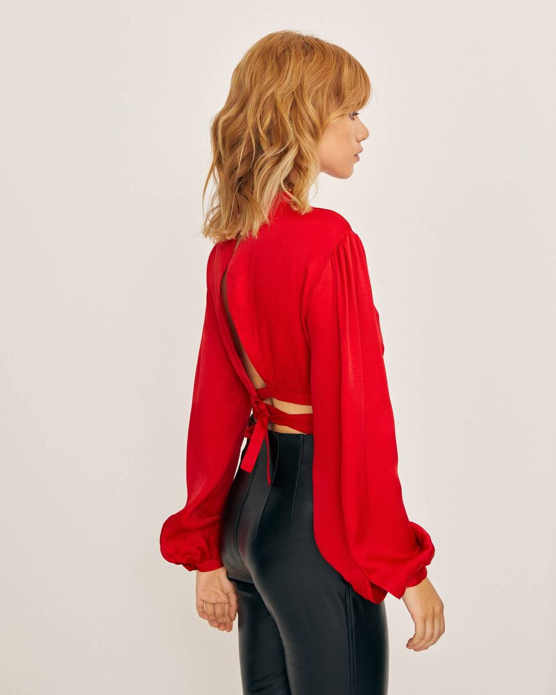 Cropped blouse with open back and puff sleeves 