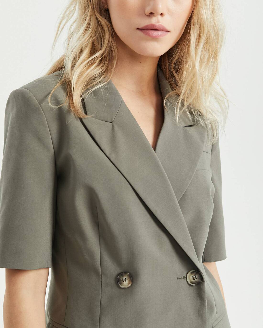 Fitted cropped sleeve jacket