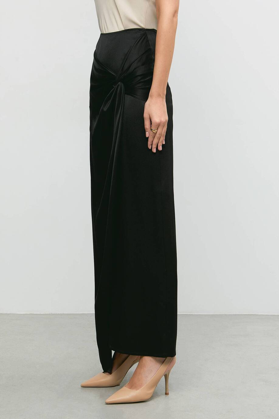 Satin skirt with a knot