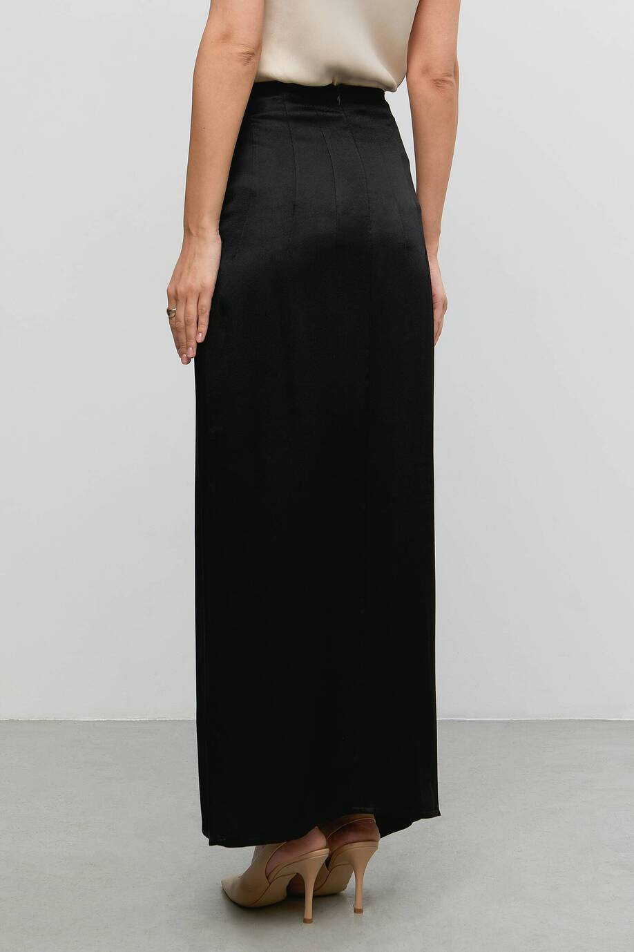 Satin skirt with a knot