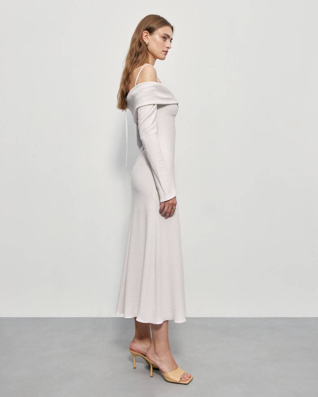Midi dress with a decorative knot on the chest