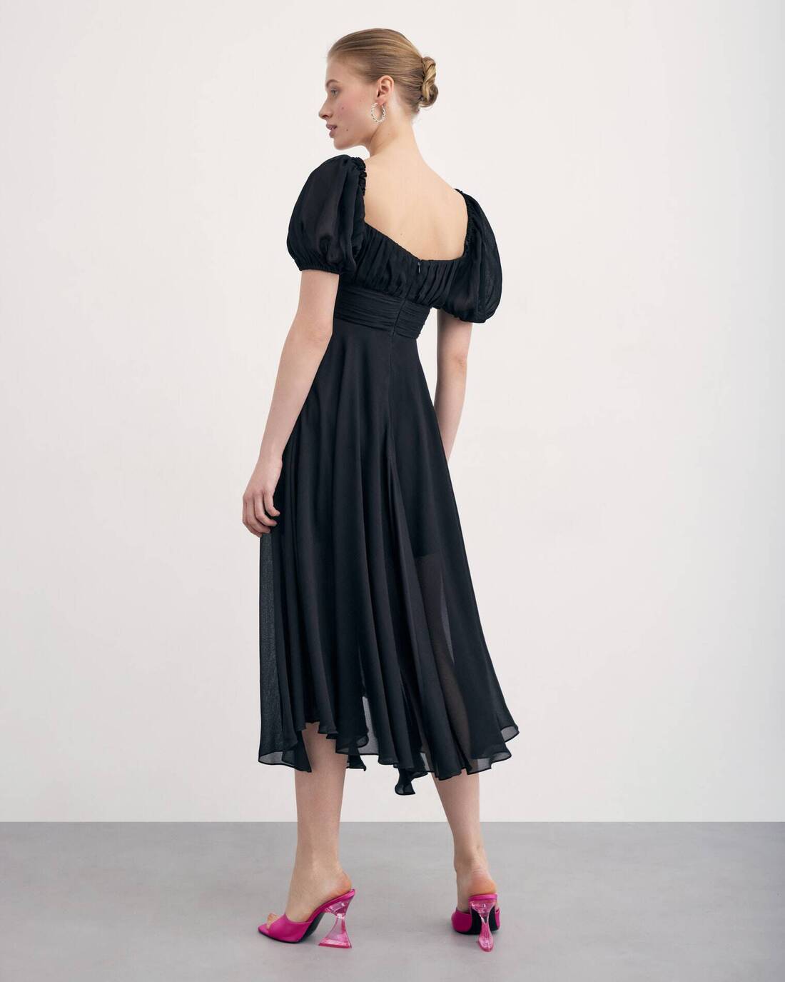 Silk dress with puff sleeves 