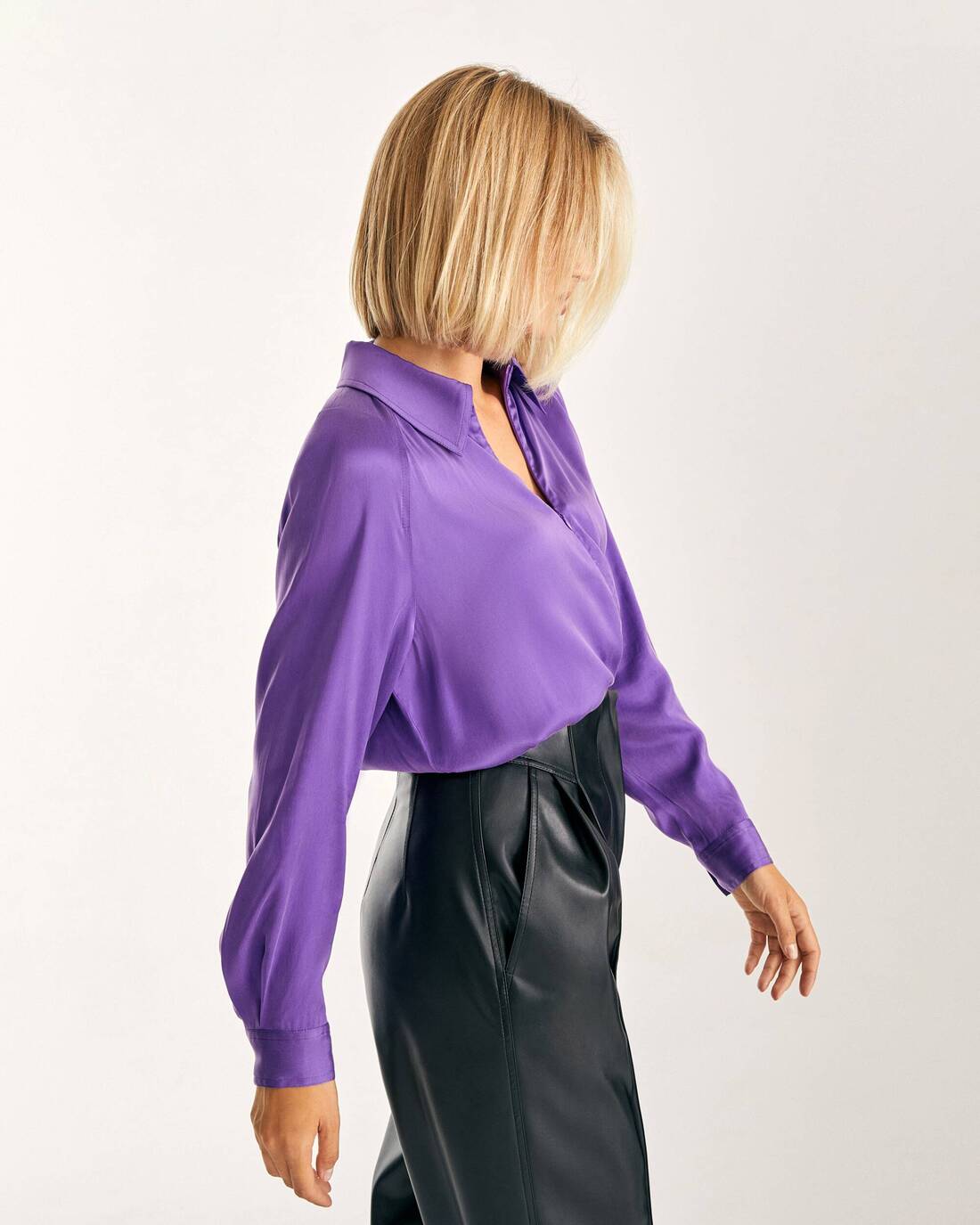 Satin blouse with zipper 