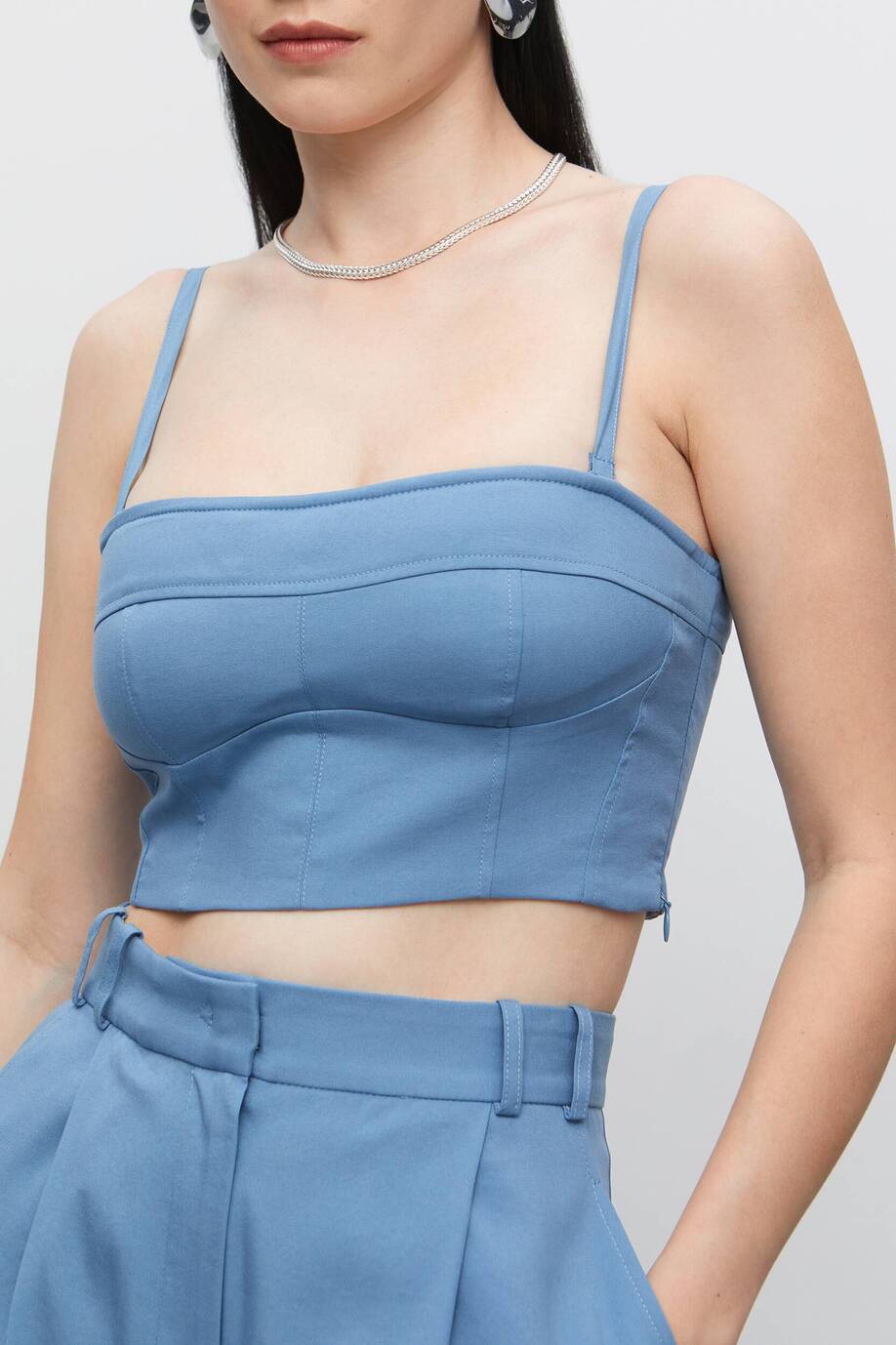 Crop top with removable straps