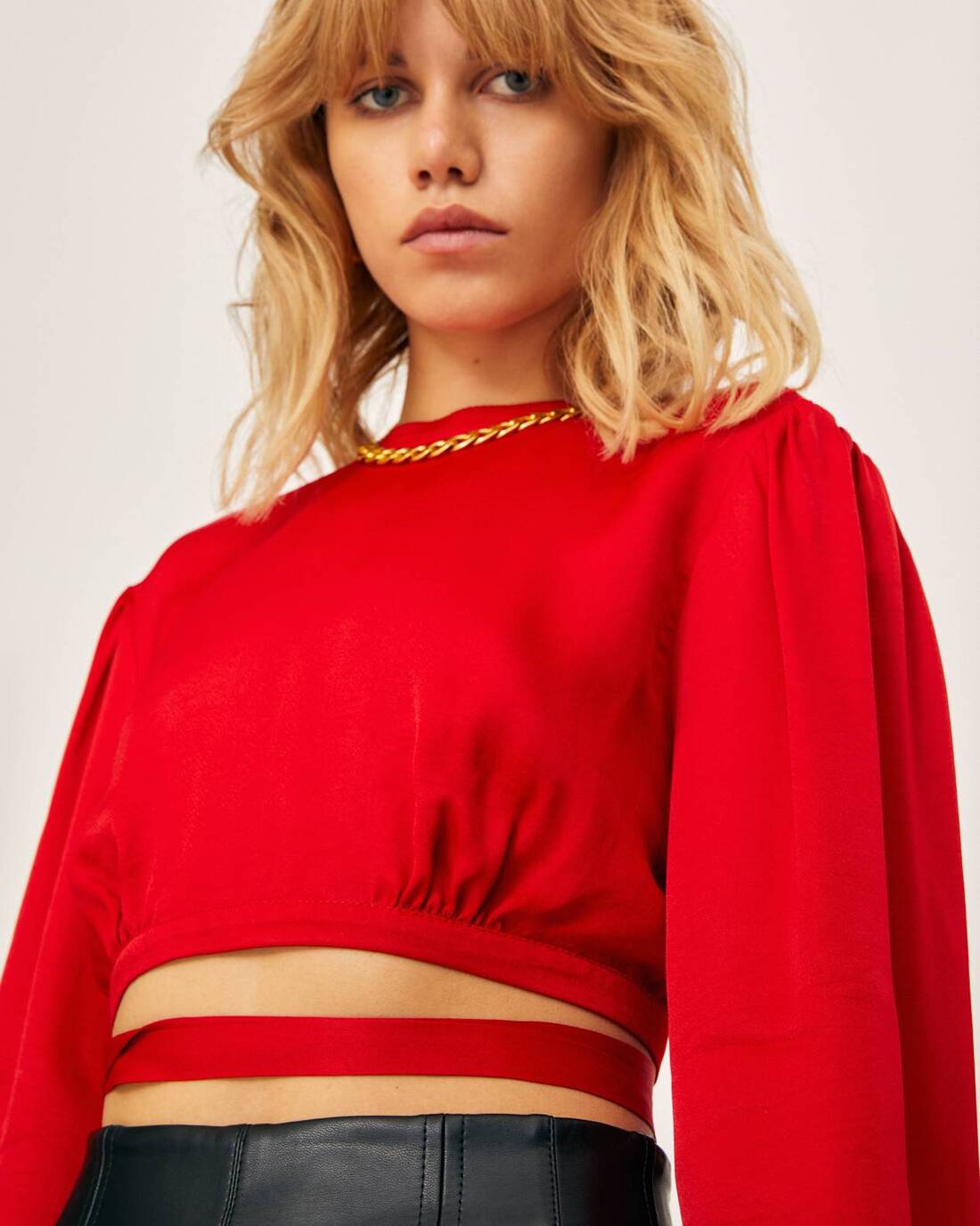 Cropped blouse with open back and puff sleeves 