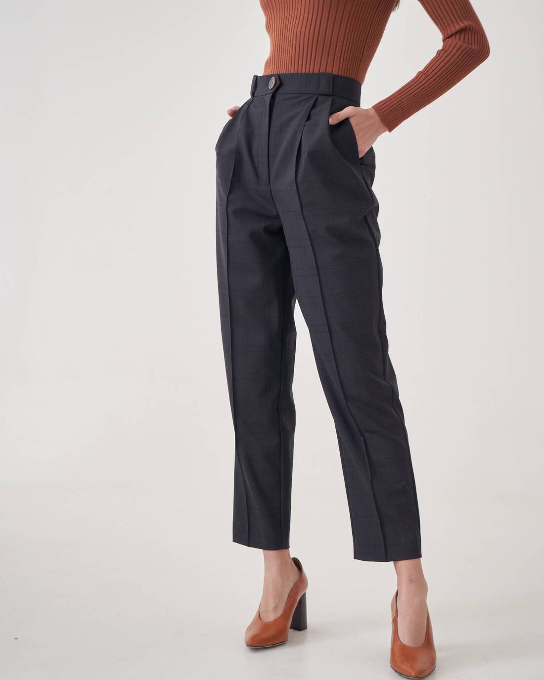 Cigarette pants with seams