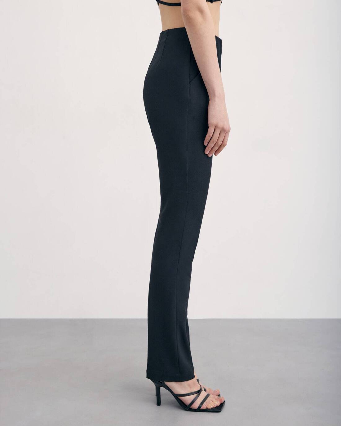 Fitted trousers with pleats 