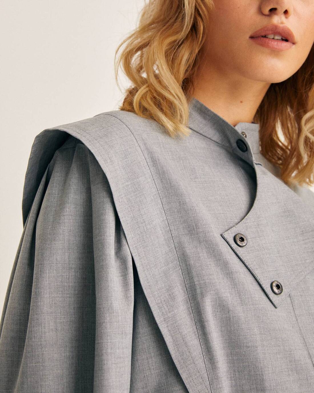 Blouse with voluminous sleeves and a band collar 